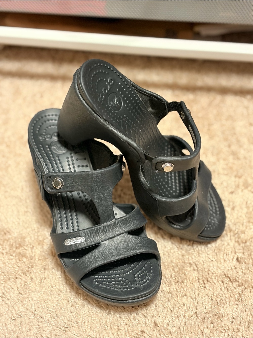 CROCS Cyprus V Heel size 5 black womens sandal